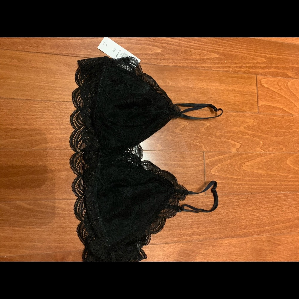 NEW WITH TAGS Aritzia Renfrew Bralette M black